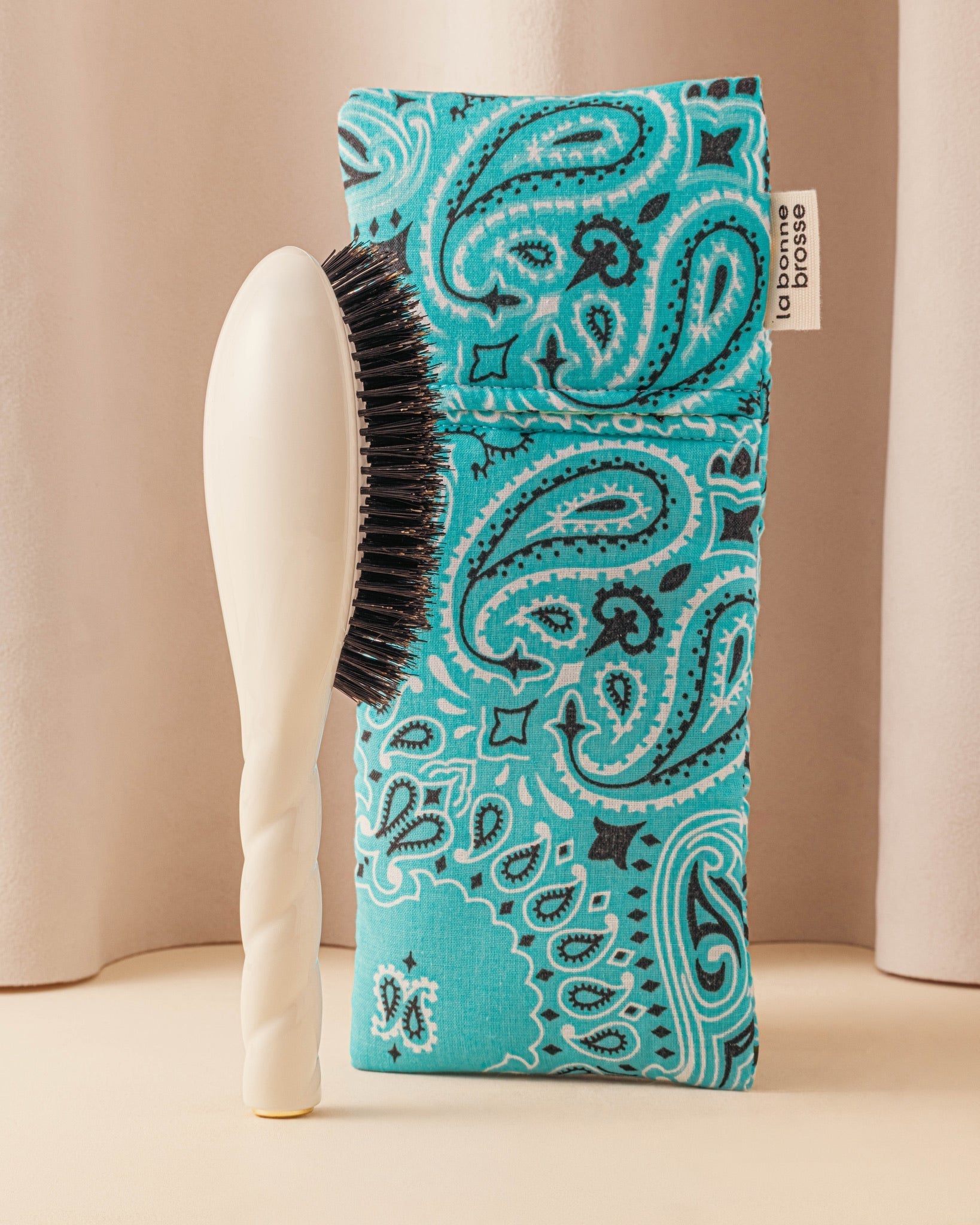 Call It By YourName x La Bonne Brosse Pochette Grande Brosse Bleu Ciel