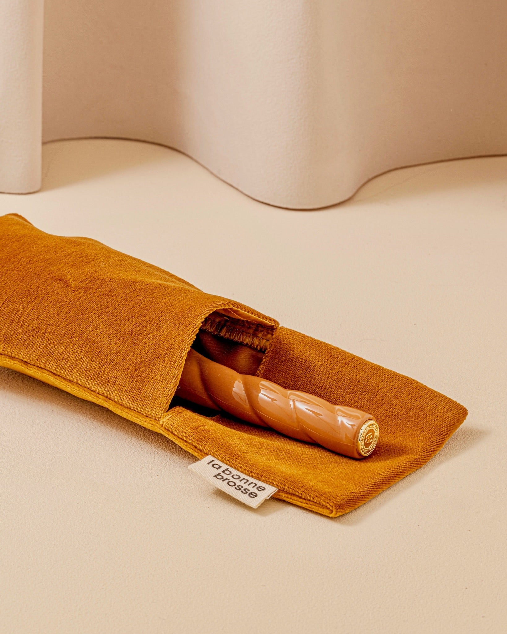 N.04 La Brosse Démêlante & Massante La Miracle Terracotta