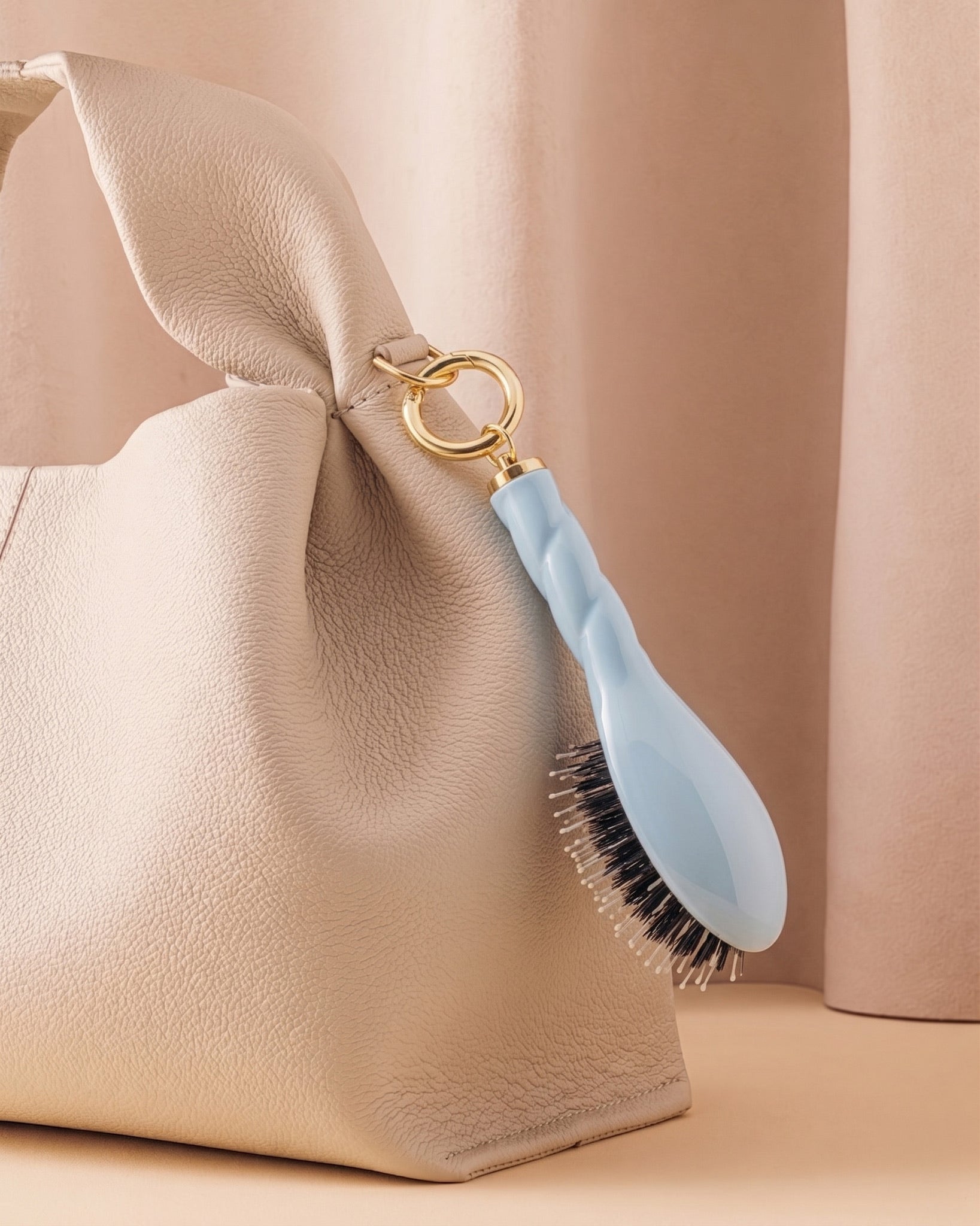 N.03 La Micro Brosse Cuir Chevelu Sensible l'Indispensable Douceur Bleu Ciel