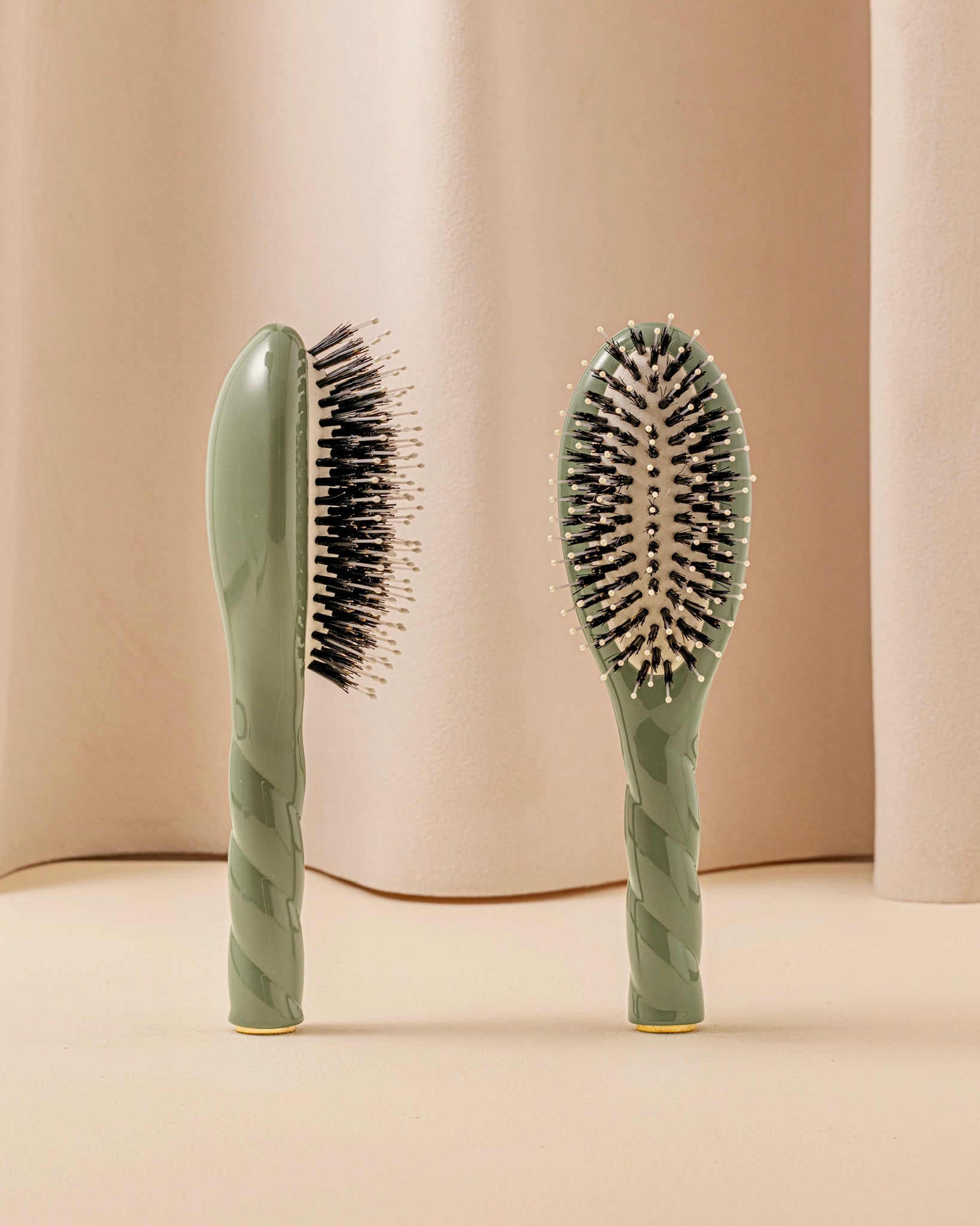 N.03 La Petite Brosse Cuir Chevelu Sensible l'Indispensable Douceur Vert Amande